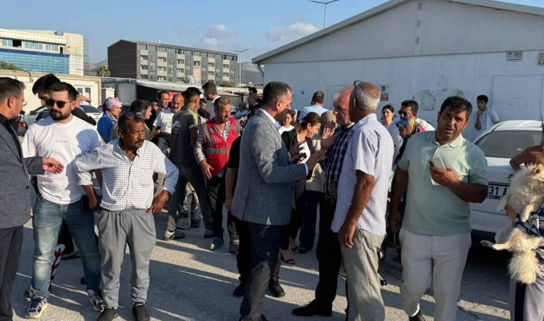 Antakya kaymakamı Abdullah Akdaş,gittiği konteyner kentte bölge sakinleriyle bir araya