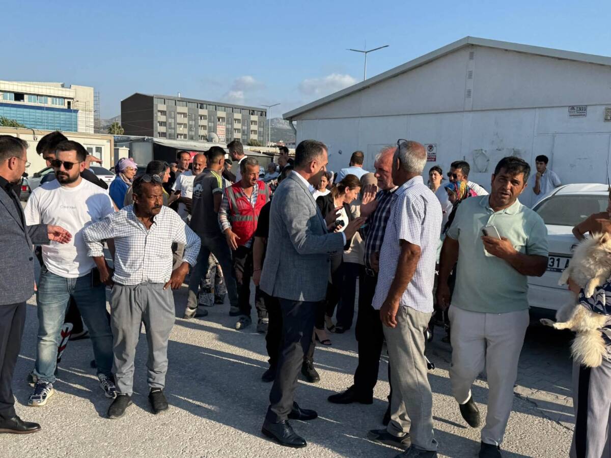Antakya kaymakamı Abdullah Akdaş,gittiği konteyner kentte bölge sakinleriyle bir araya