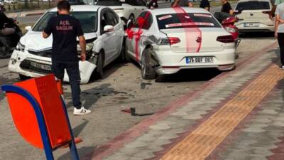 Hatay'ın İskenderun ilçesinde gelin arabası olarak süslenen otomobilin başka bir