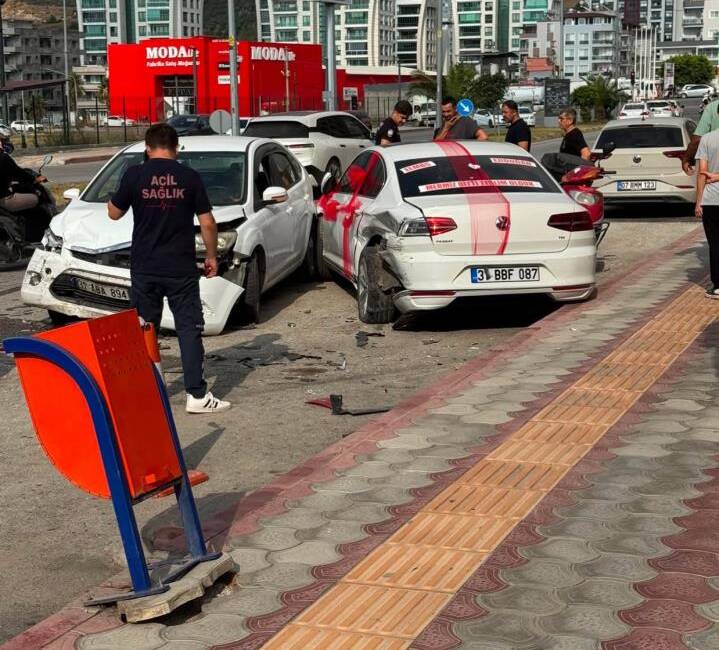 Hatay'ın İskenderun ilçesinde gelin arabası olarak süslenen otomobilin başka bir
