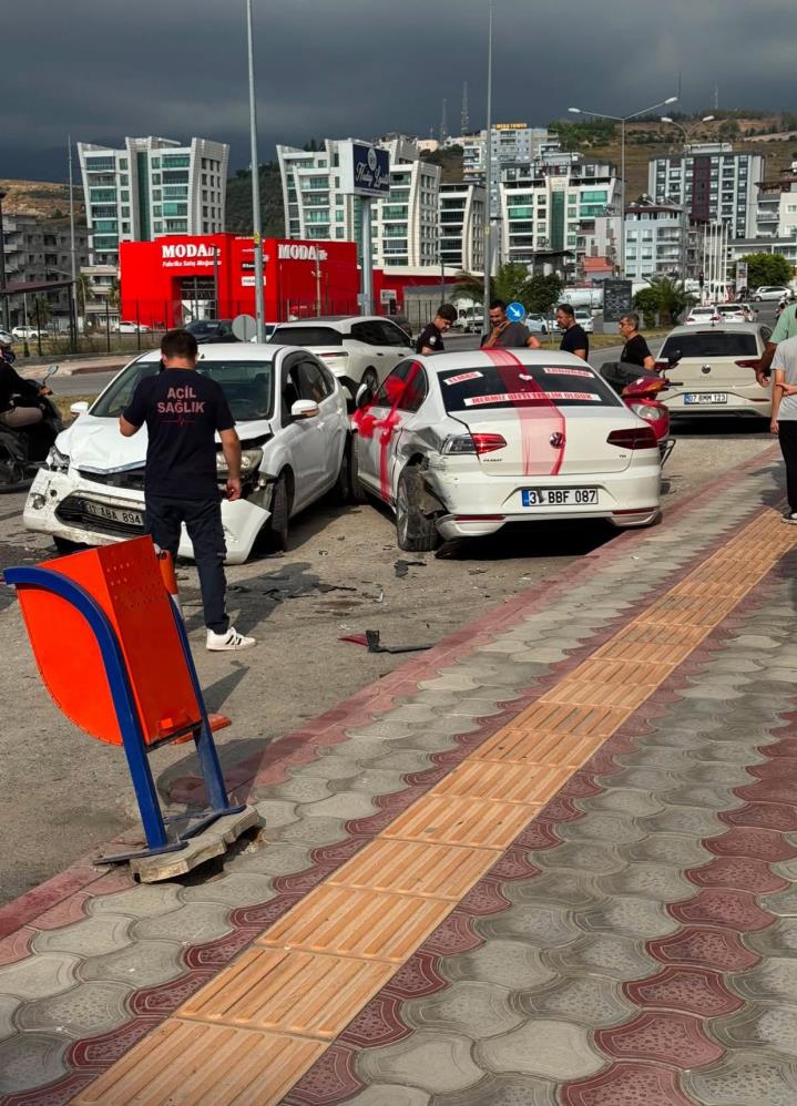 Hatay'ın İskenderun ilçesinde gelin arabası olarak süslenen otomobilin başka bir