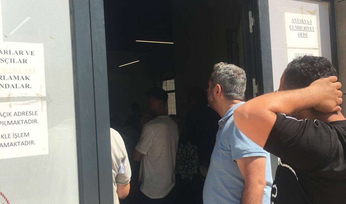 Deprem sonrası inşa edilen TOKİ konutlarında anahtar teslim sürecinin başlaması,