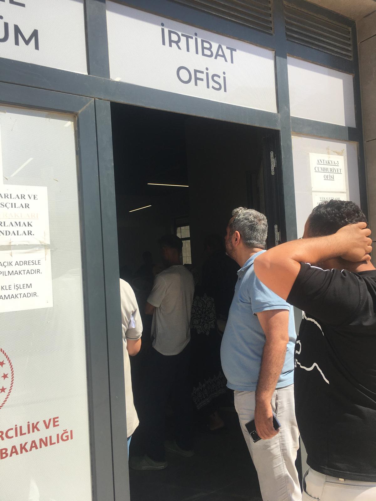 Deprem sonrası inşa edilen TOKİ konutlarında anahtar teslim sürecinin başlaması,