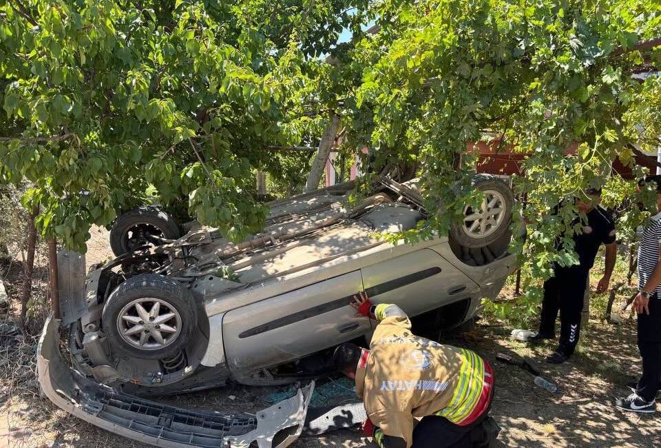 Hatay'ın Kırıkhan ilçesinde kontrolden çıkarak takla atan otomobilin sürücüsü yaralandı.
