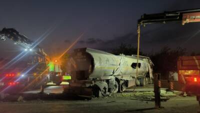 Hatay'ın Erzin ilçesinde kontrolden çıkan yakıt yüklü tanker devrildi.