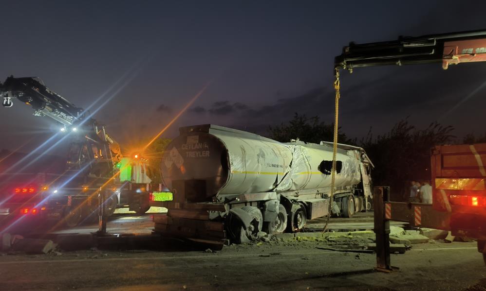 Hatay'ın Erzin ilçesinde kontrolden çıkan yakıt yüklü tanker devrildi.
