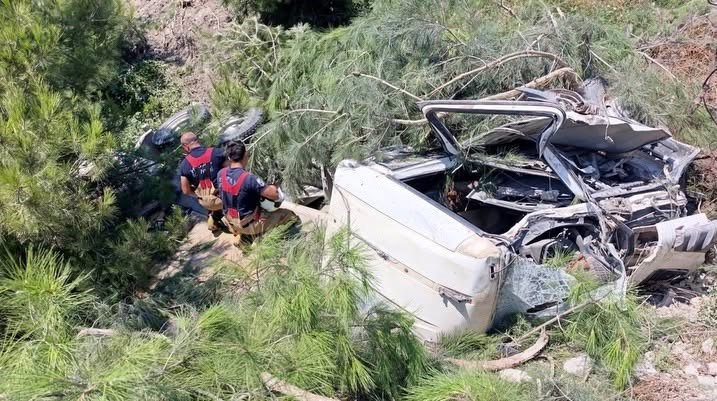Kontrolden çıkan hafriyat kamyonunun şarampole devrilmesi sonucu meydana gelen trafik