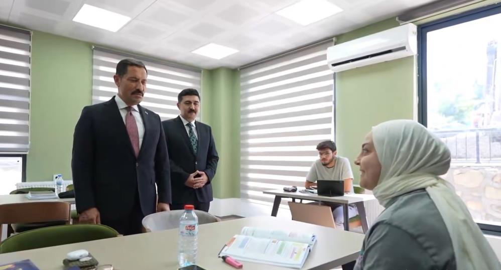 Hatay'ın Yayladağı ilçesinde yapımı tamamlanan Yayladağı İlçe Halk Kütüphanesi, kapılarını