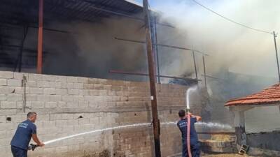 Hatay'ın Kumlu ilçesinde bir çiftlikte bulunan samanlıkta çıkan yangın, itfaiye