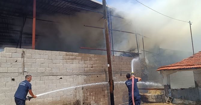 Hatay'ın Kumlu ilçesinde bir çiftlikte bulunan samanlıkta çıkan yangın, itfaiye