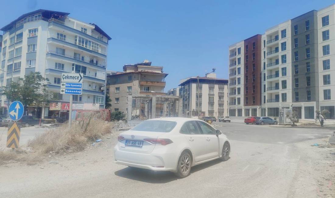 Hatay’ın Defne ilçesi Armutlu Mahallesi’nde Ay Sokak’ın trafiğe açılması vatandaşları