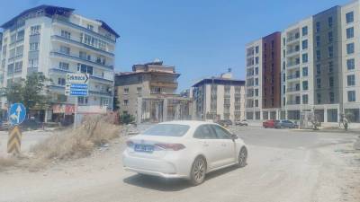 Hatay’ın Defne ilçesi Armutlu Mahallesi’nde Ay Sokak’ın trafiğe açılması vatandaşları