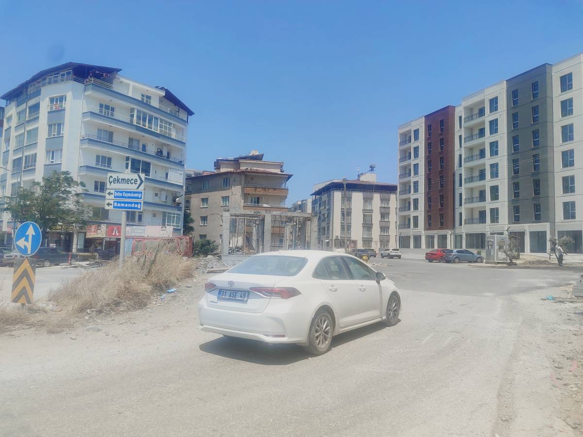 Hatay’ın Defne ilçesi Armutlu Mahallesi’nde Ay Sokak’ın trafiğe açılması vatandaşları