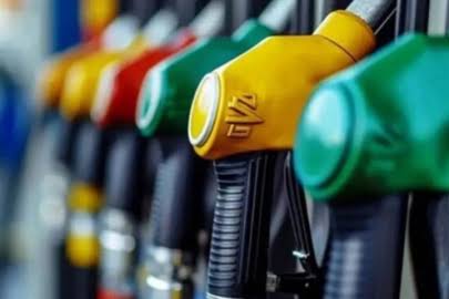Akaryakıt fiyatlarında yeni artış pompaya yansıdı. Benzinin litre fiyatına 1,30