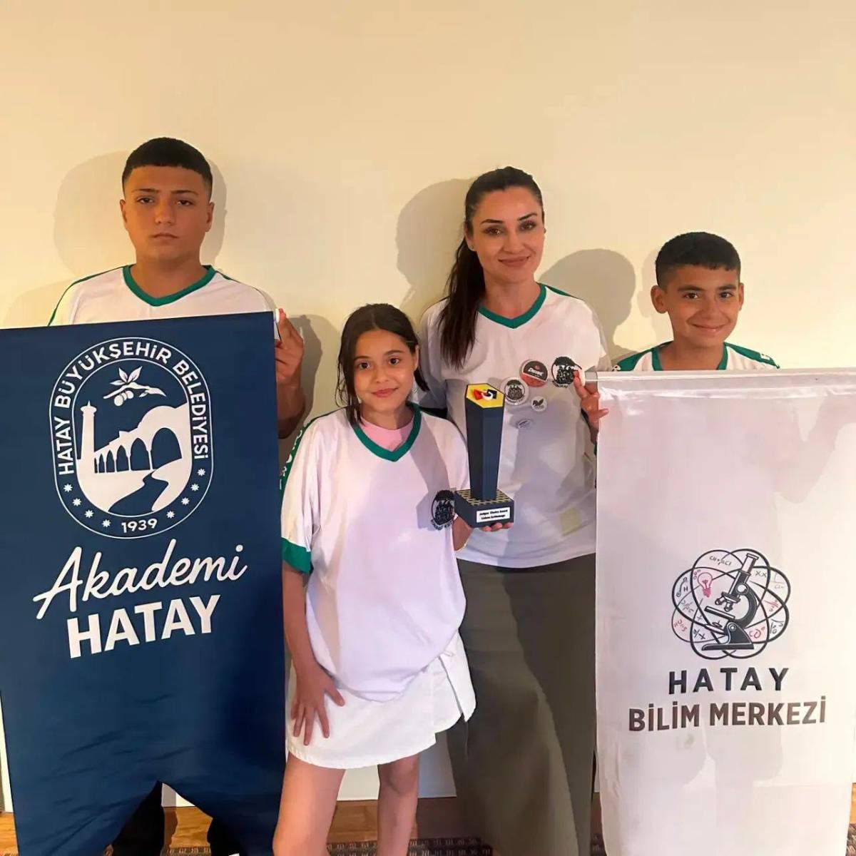 Hatay-Dörtyol Konaklı ilkokulu öğrencileri uluslararası arenada Avrupa’dan özel ödülle dönüyor
Portekiz'den