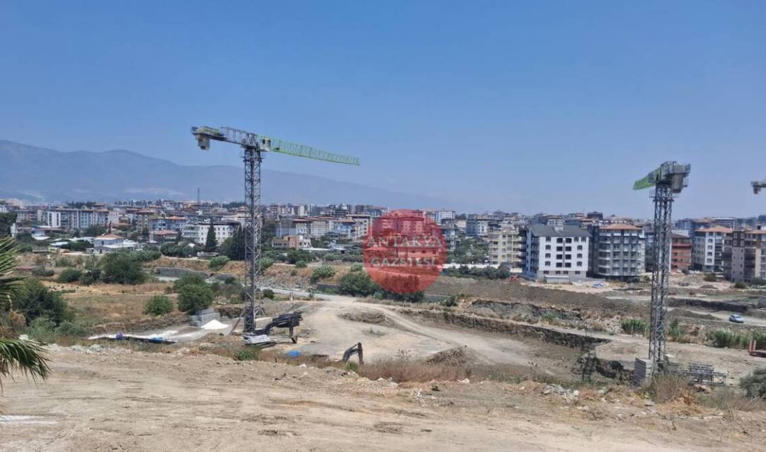 Hatay'ın Defne ilçesinde yapımı devam eden TOKİ çalışmaları nedeniyle ulaşımda