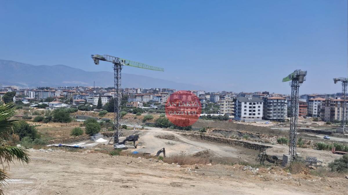 Hatay'ın Defne ilçesinde yapımı devam eden TOKİ çalışmaları nedeniyle ulaşımda