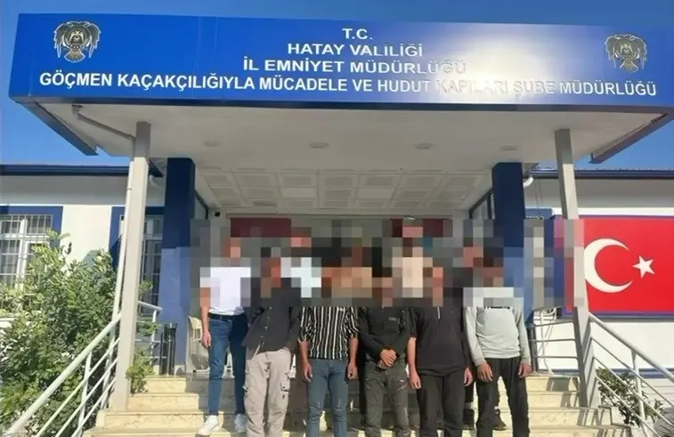 Hatay'da polis ekiplerinin gerçekleştirdiği operasyonda bir otomobilde 9 düzensiz göçmen