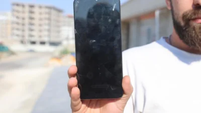 Hatay'ın Antakya ilçesinde yaşayan Ahmet Gezginci, aracında unutulan cep telefonunu
