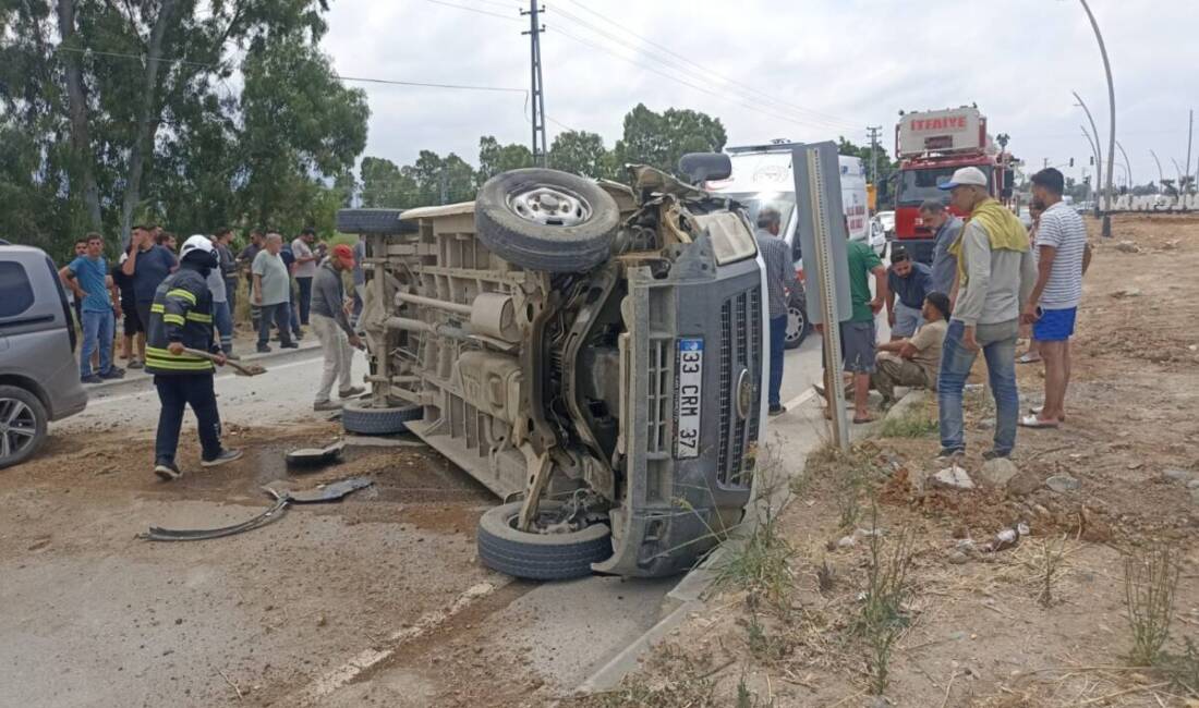 Hatay'ın Arsuz ilçesinde üç aracın karıştığı zincirleme trafik kazasında 2