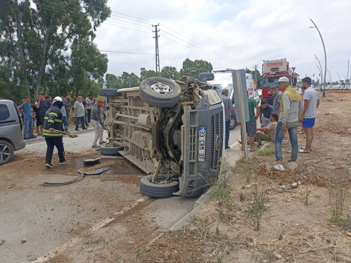 Hatay'ın Arsuz ilçesinde üç aracın karıştığı zincirleme trafik kazasında 2