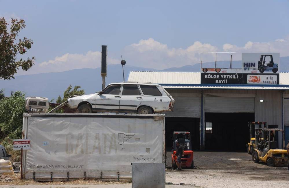 Hatay'ın Antakya ilçesinde oto çekici işletmeciliği yapan Emrah Çakan, müşterisine