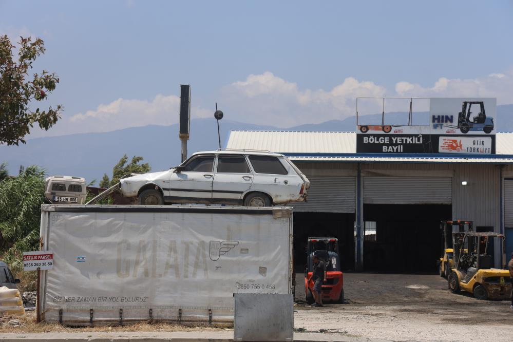 Hatay'ın Antakya ilçesinde oto çekici işletmeciliği yapan Emrah Çakan, müşterisine