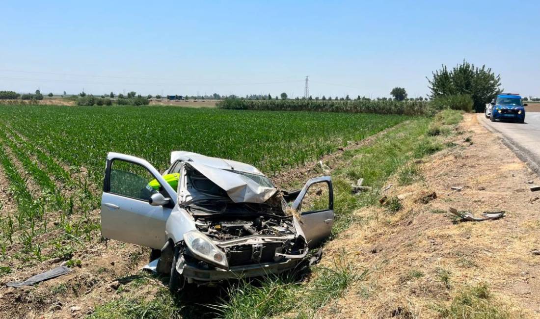 Hatay'ın Kırıkhan ilçesinde kontrolden çıkan otomobilin mısır tarlasına yuvarlanması sonucu