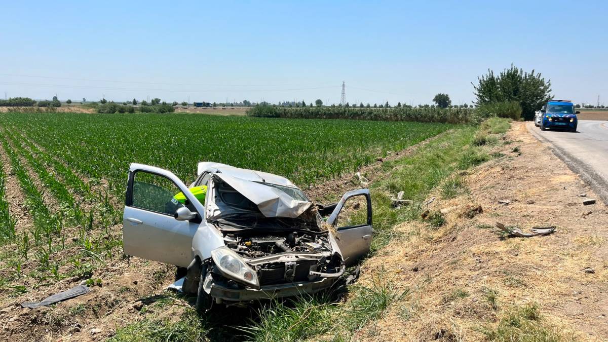 Hatay'ın Kırıkhan ilçesinde kontrolden çıkan otomobilin mısır tarlasına yuvarlanması sonucu