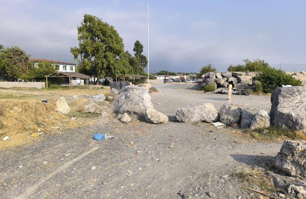 Hatay'ın Dörtyol ilçesinde sahil kesiminde yaşanan yol krizi, bölge sakinlerinin