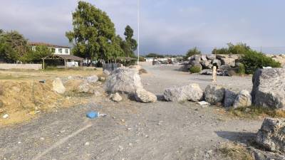 Hatay'ın Dörtyol ilçesinde sahil kesiminde yaşanan yol krizi, bölge sakinlerinin