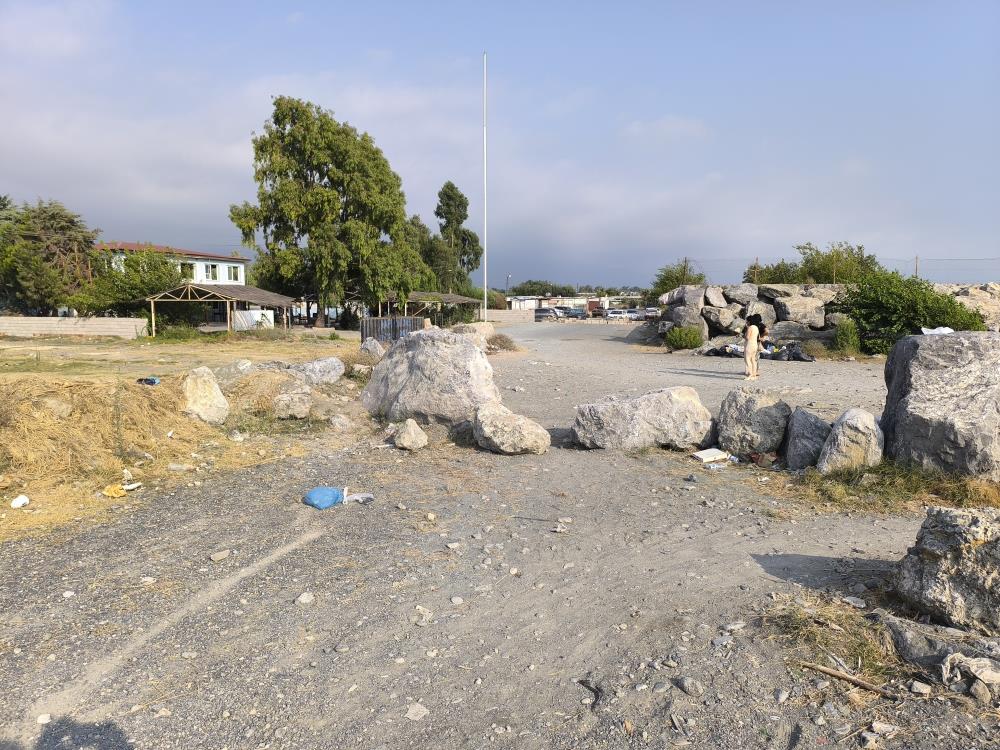 Hatay'ın Dörtyol ilçesinde sahil kesiminde yaşanan yol krizi, bölge sakinlerinin