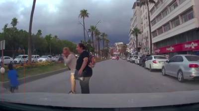 Hatay'ın İskenderun ilçesinde yolun karşısına geçmeye çalışan scooterli 8 yaşındaki