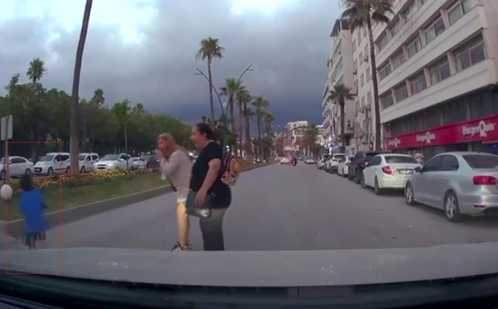 Hatay'ın İskenderun ilçesinde yolun karşısına geçmeye çalışan scooterli 8 yaşındaki