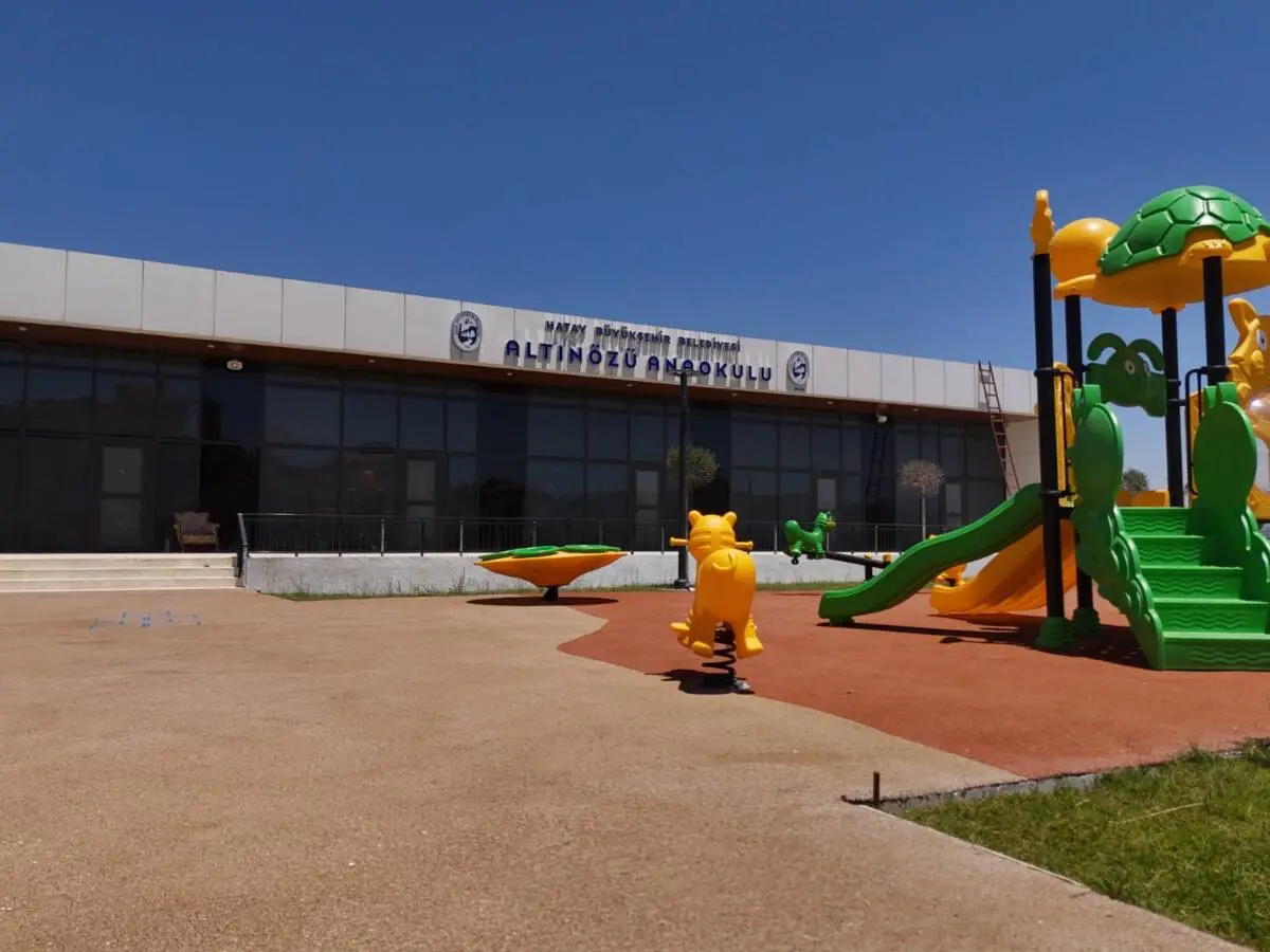 Hatay Büyükşehir Belediyesi, Altınözü ilçesinde yapımını tamamladığı modern anaokulunu hizmete