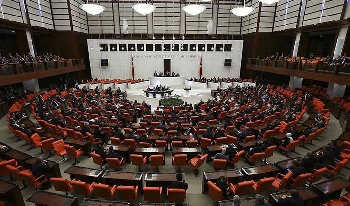 TBMM’de kabul edilen düzenlemeyle mezuniyet aşamasındaki öğrencilere ek sınav ve