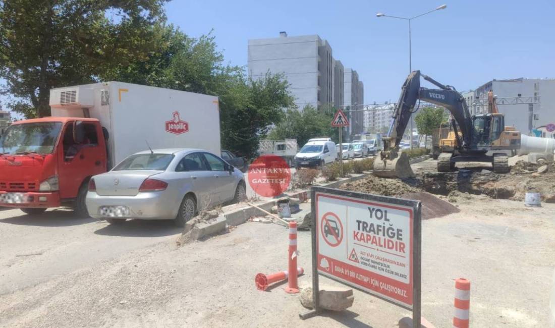 Hatay’ın Defne ilçesinde Kaymakamlık binası önünde başlatılan altyapı çalışması nedeniyle