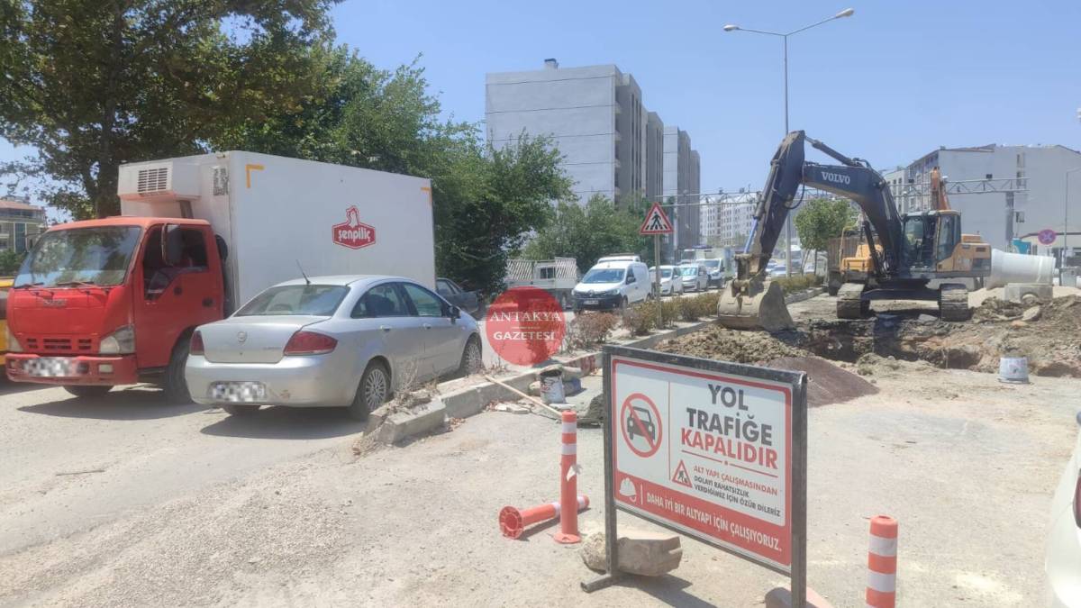 Hatay’ın Defne ilçesinde Kaymakamlık binası önünde başlatılan altyapı çalışması nedeniyle
