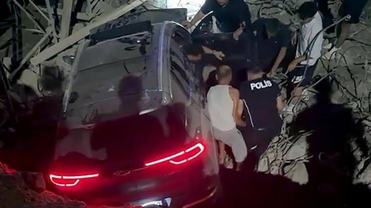 Arsuz’da korkuluksuz köprüden düşen otomobildeki 2 kişi yaralanırken, kurtarma çalışmalarına
