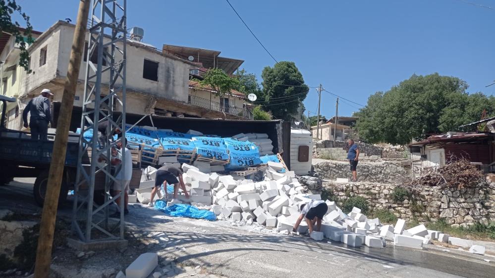 Hatay’ın Yayladağı ilçesinde briket yüklü tırın devrilmesi sonucu meydana gelen