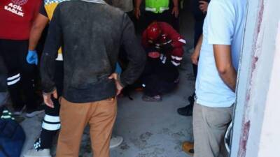 Hatay'ın Antakya ilçesinde yapımı süren bir iş hanında meydana gelen