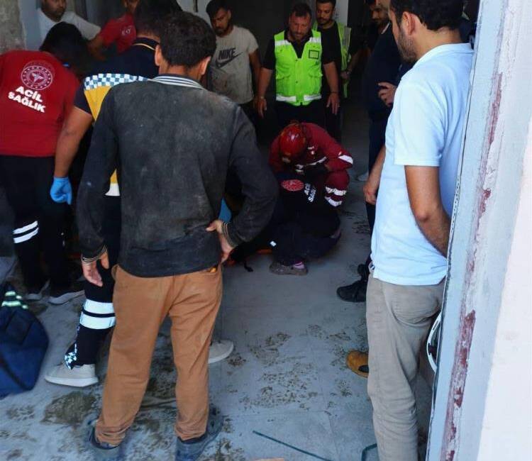 Hatay'ın Antakya ilçesinde yapımı süren bir iş hanında meydana gelen
