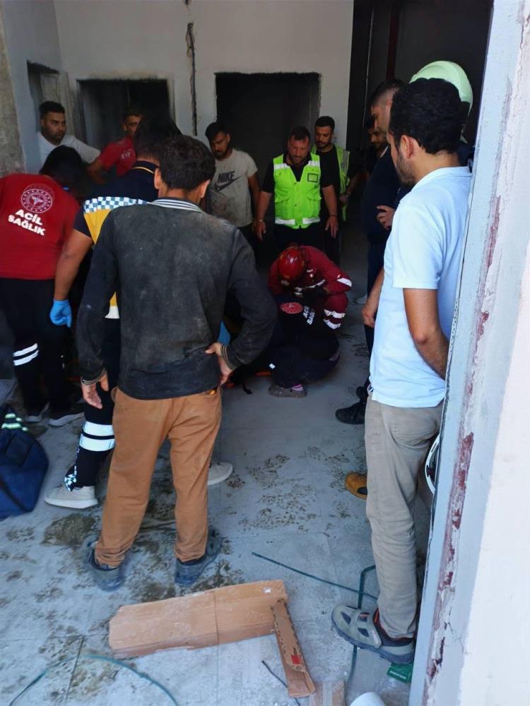 Hatay'ın Antakya ilçesinde yapımı süren bir iş hanında meydana gelen