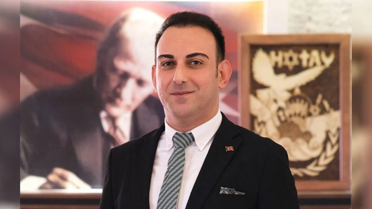 Defne Belediye Başkanı Halil İbrahim Özgün, CHP'den istifa ederek YENİ