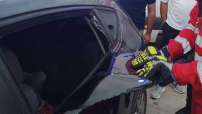 Dörtyol’da park halindeki otomobilde kilitli kalan çocuk, itfaiye ekiplerinin camı