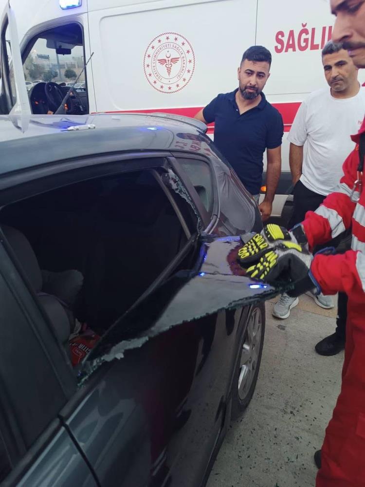 Dörtyol’da park halindeki otomobilde kilitli kalan çocuk, itfaiye ekiplerinin camı