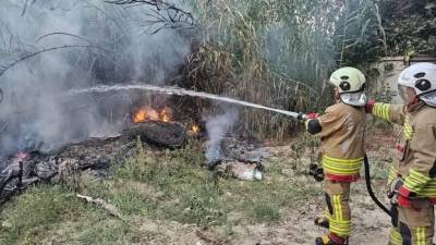 Defne’nin Çekmece Mahallesi’ndeki sazlık alanda çıkan yangın, ekiplerin hızlı müdahalesiyle