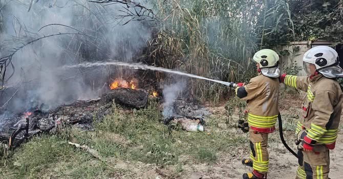 Defne’nin Çekmece Mahallesi’ndeki sazlık alanda çıkan yangın, ekiplerin hızlı müdahalesiyle