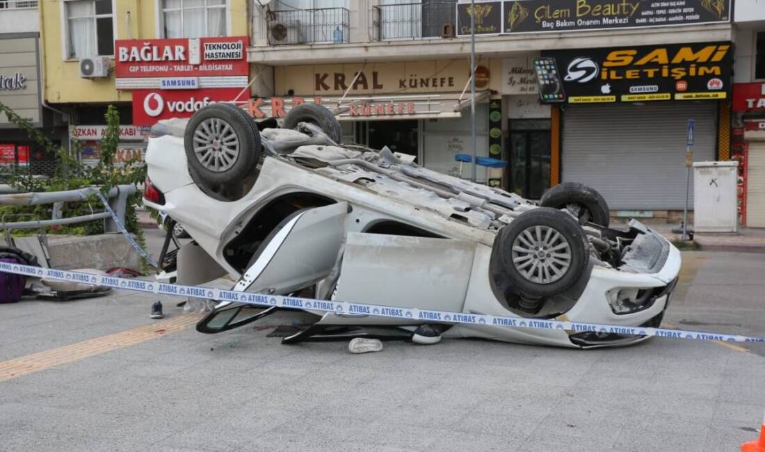 İskenderun’da bariyerlere çarparak devrilen otomobilde 2 kişi hayatını kaybetti, 3