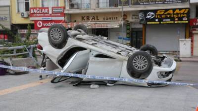 İskenderun’da bariyerlere çarparak devrilen otomobilde 2 kişi hayatını kaybetti, 3